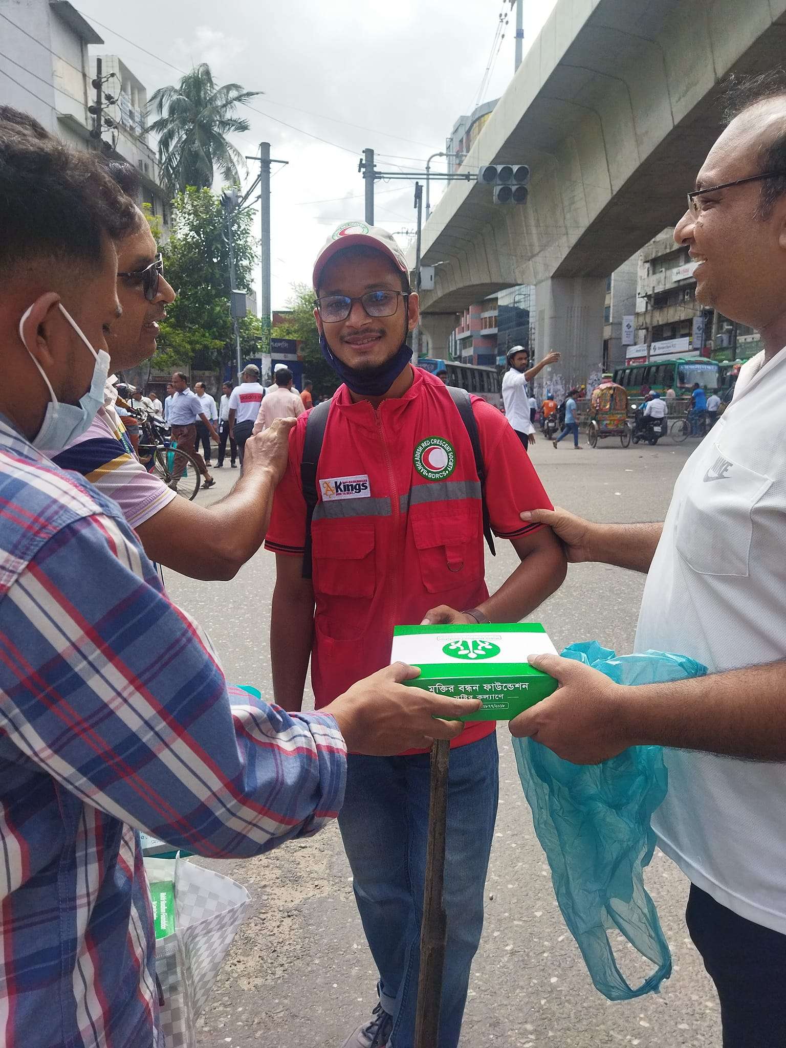 ট্রাফিকের দায়িত্ব পালন করা ছাত্রদের মাঝে খাবার বিতরণ ২০২৪